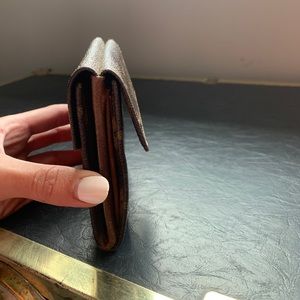 Louis Vuitton Wallet will give you a small Louis Vuitton box to